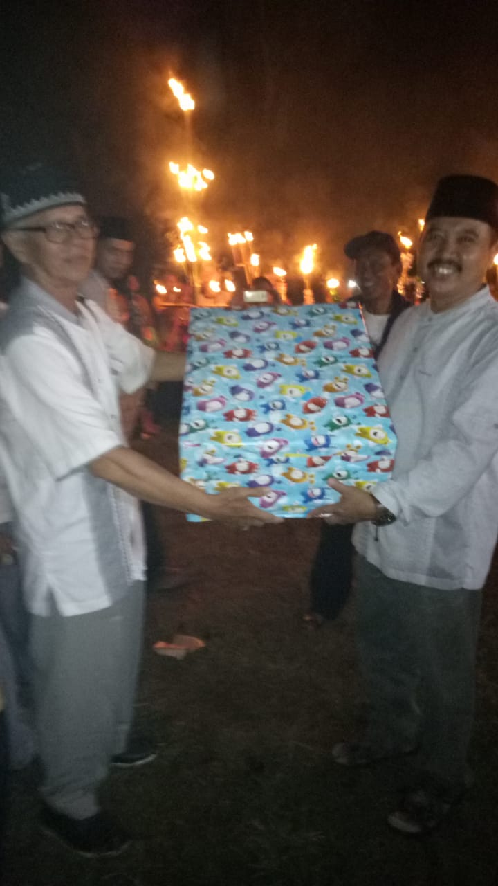 Pawai Obor Sudah Jadi Tradisi, Camat Purwadadi Bagikan Hadiah