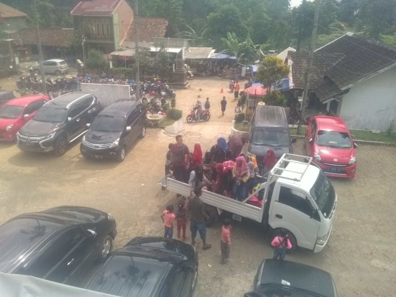 Pengunjung Wisata Membludak, Halaman Kantor Desa Cihanjawar Dijadikan Area Parkir