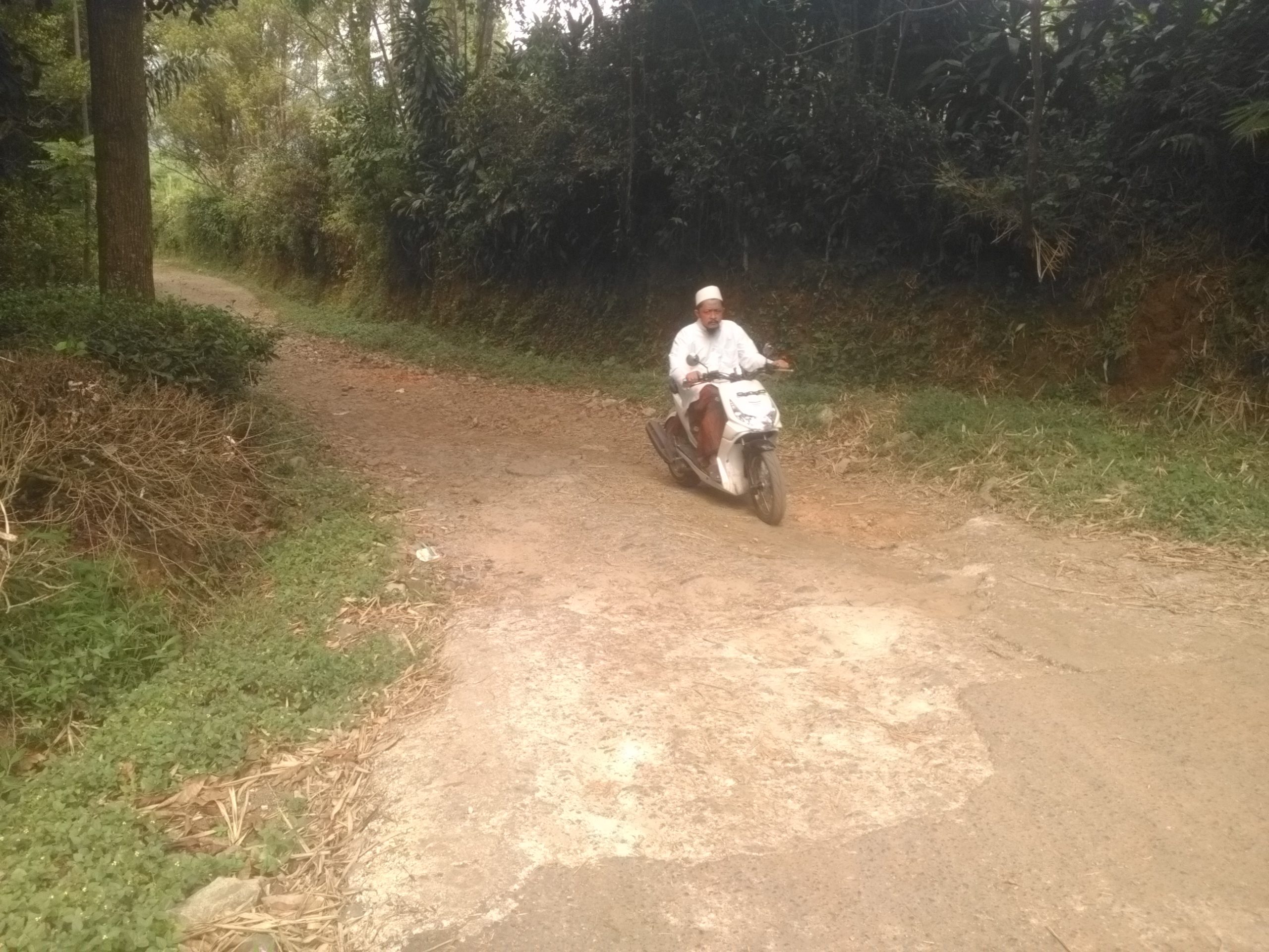 Jalan Lintas Kecamatan Bojong - Darangdan Butuh Perbaikan