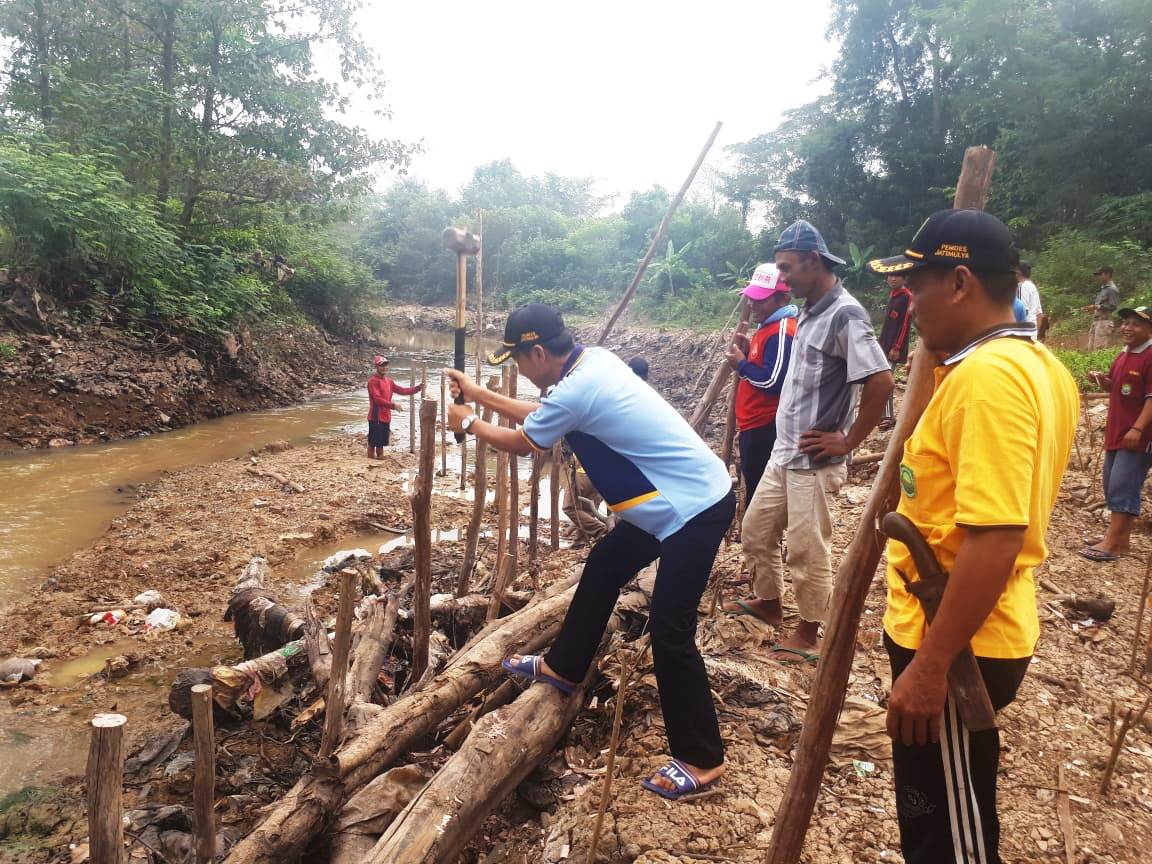 Pemdes Jatimulya Pasang Dolken untuk Tahan Longsor