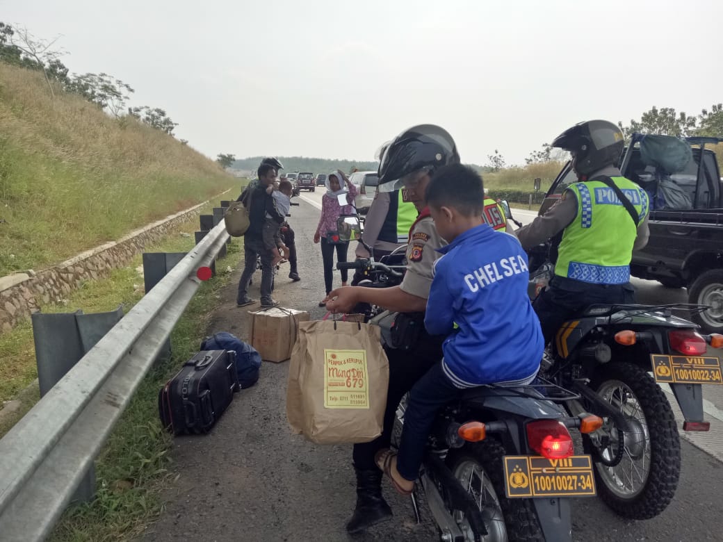 Tim Urai Evakuasi Penumpang yang Ditelantarkan Bus