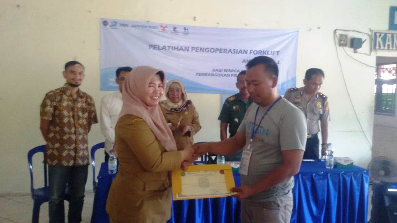 Warga Terdampak Pelabuhan Patimban Ikut Pelatihan Operator Forklift