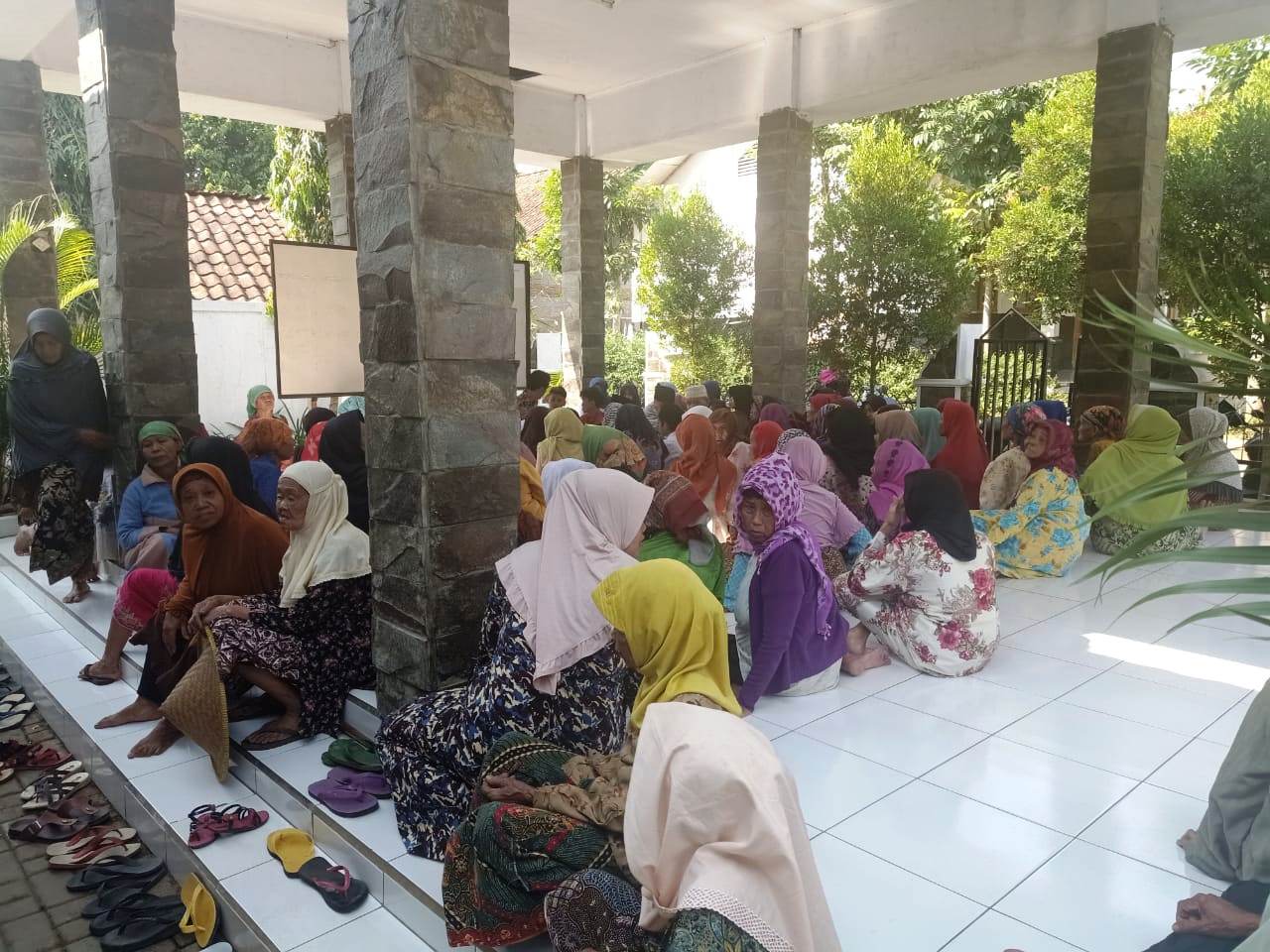 Warga Jompo dan Anak Yatim Piatu Rawasari Dapat Santunan