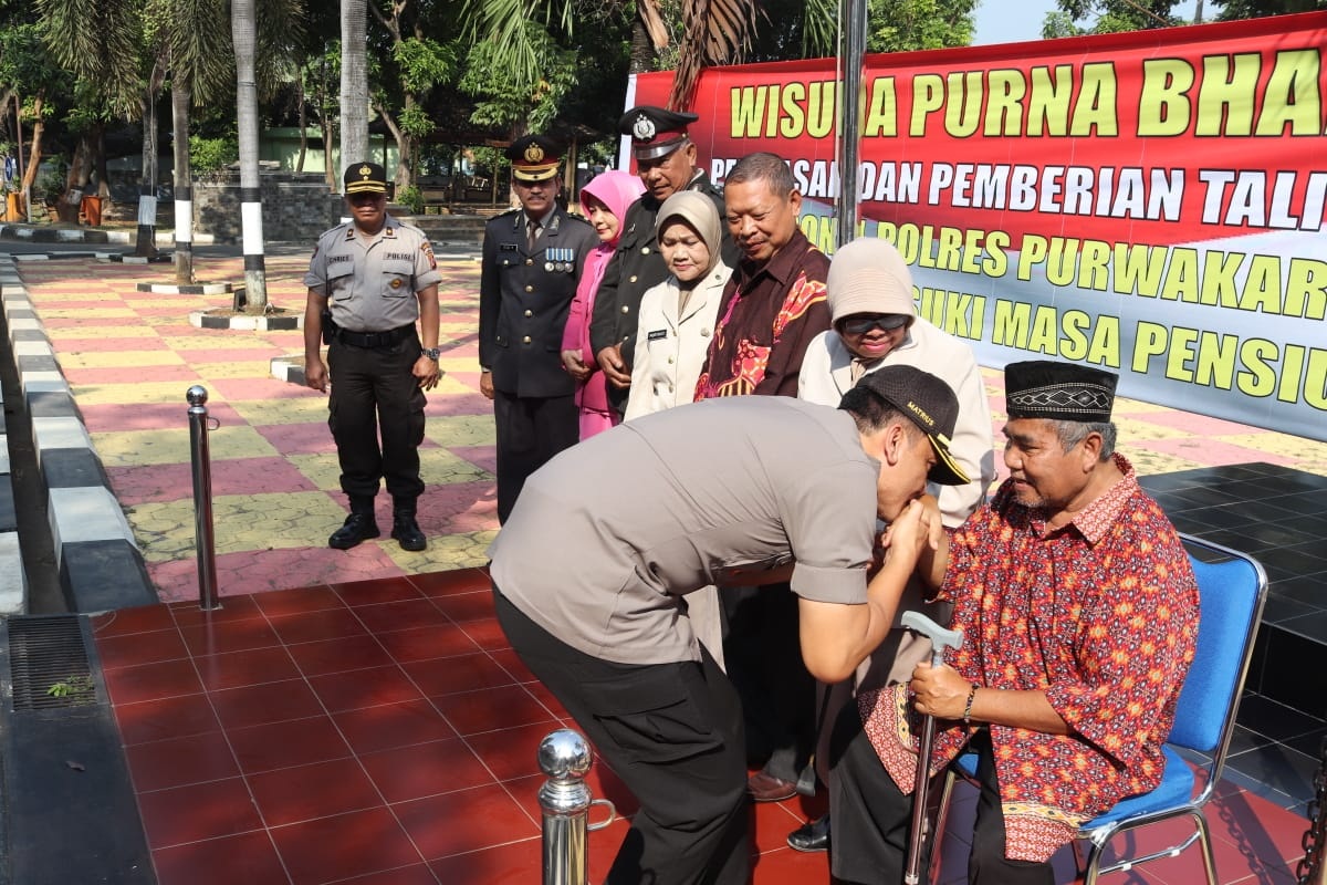 Hari Bhayangkara Ke-73, Kapolres Purwakarta Cium Tangan Anggotanya yang Purnabakti