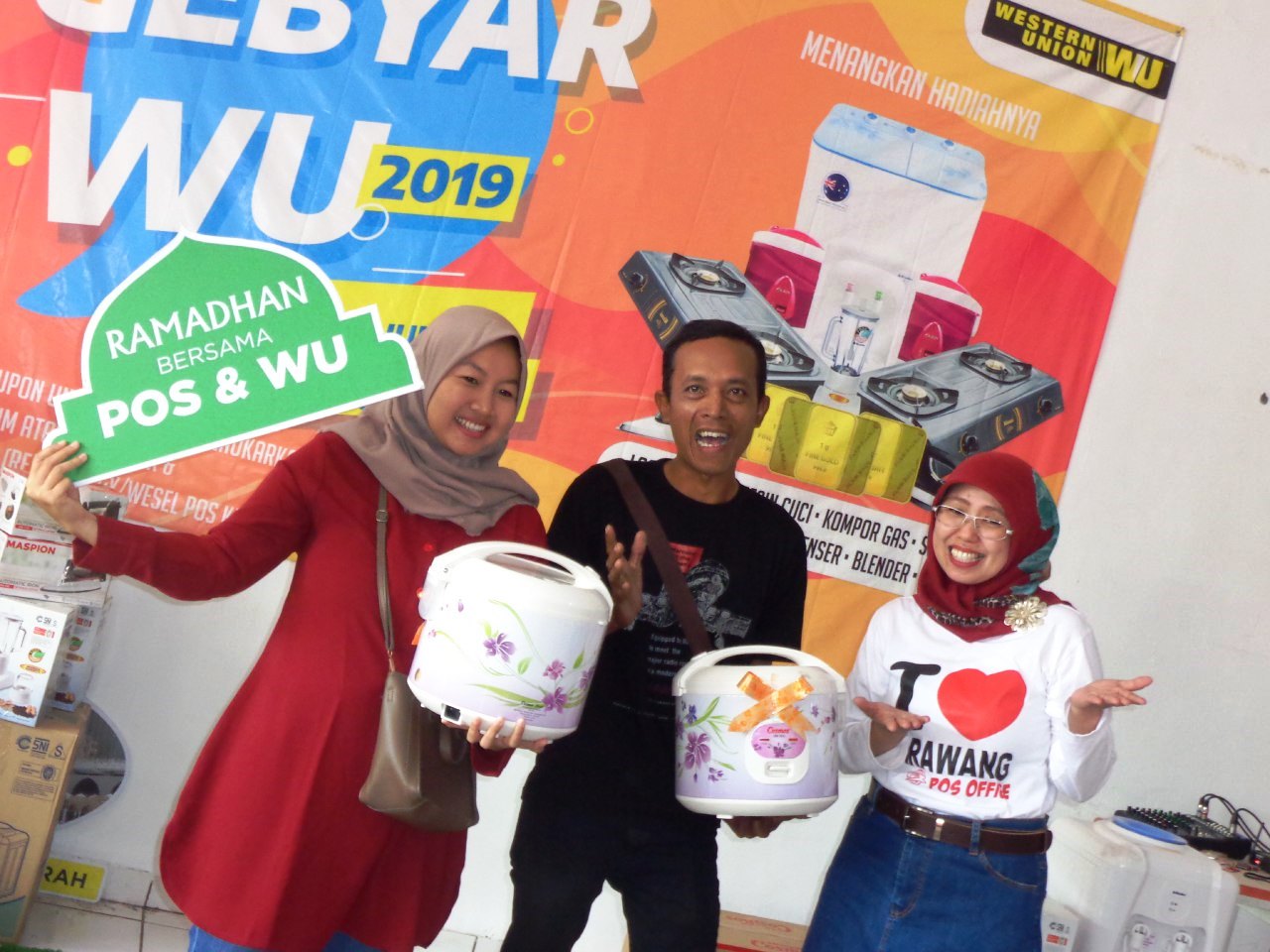 Kantor Pos Bagikan Doorprize Pelanggan Setia Western Union