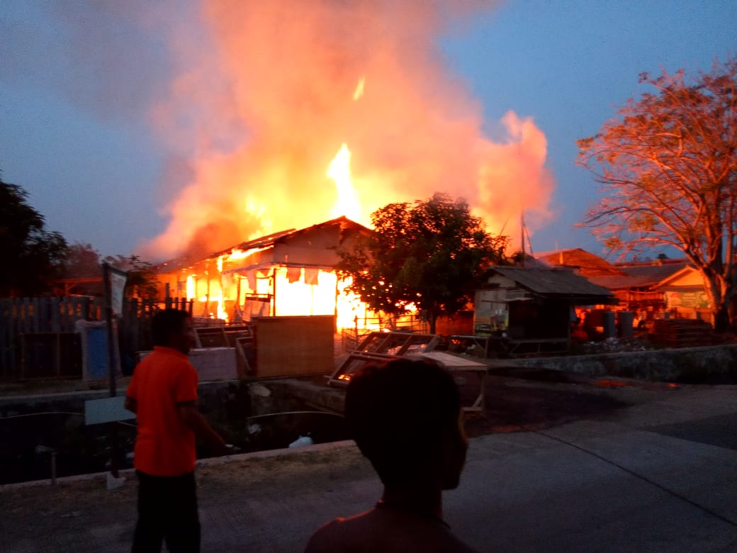 Kebakaran Lahap Toko Matrial di Legonkulon, Jaringan Listrik Terputus