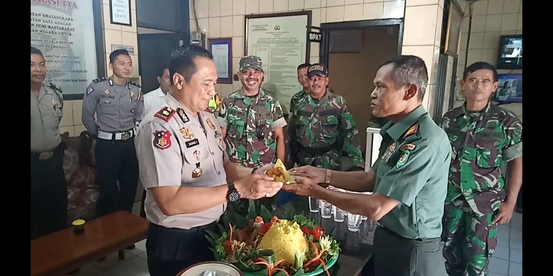 Danramil Pamanukan "Geruduk" Polsek Pamanukan Beri Kejutan HUT Bhayangkara