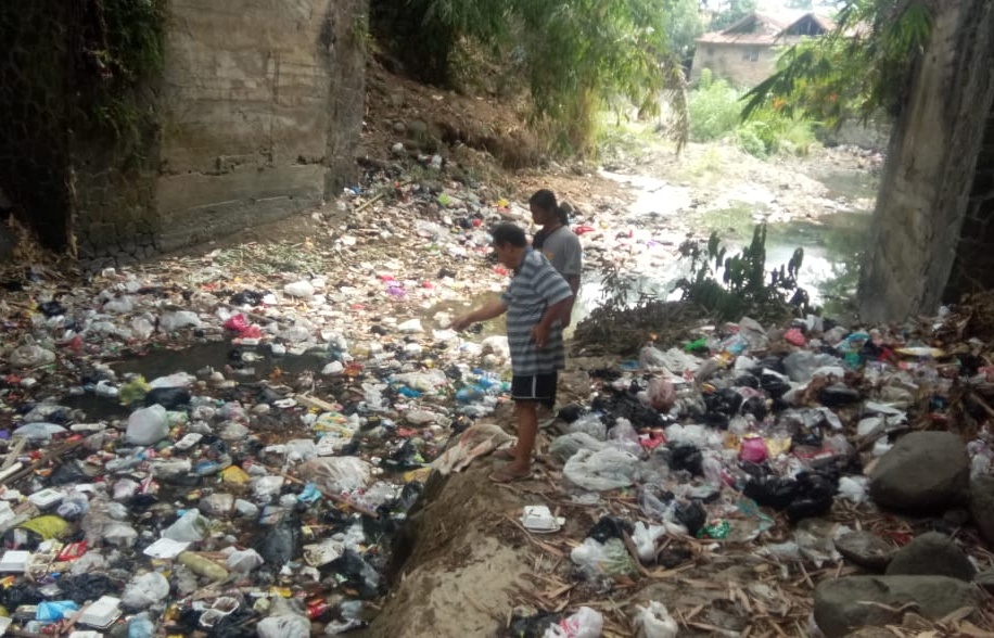 Sungai Cileuleuy Dipenuhi Sampah, Tidak Jauh dari Kantor Bupati