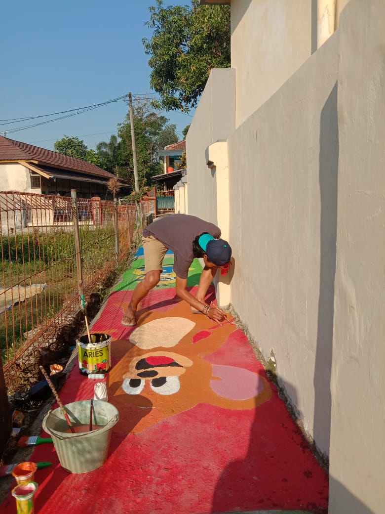 Kreatif, Sambut HUT RI Ke 74, Warga Gudang Garam Mewarnai Kampung