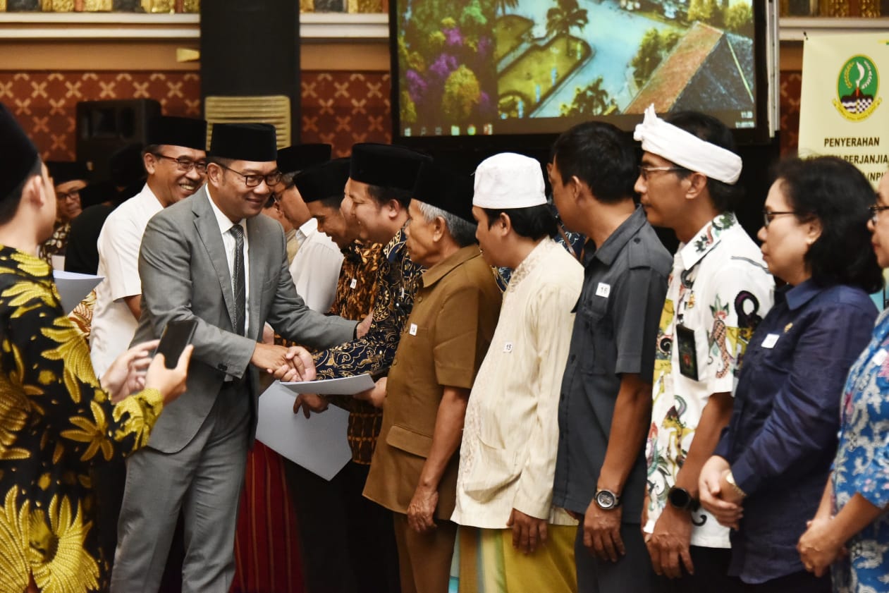 Gubernur Jabar Serahkan NPHD Bidang Keagamaan Tahun 2019