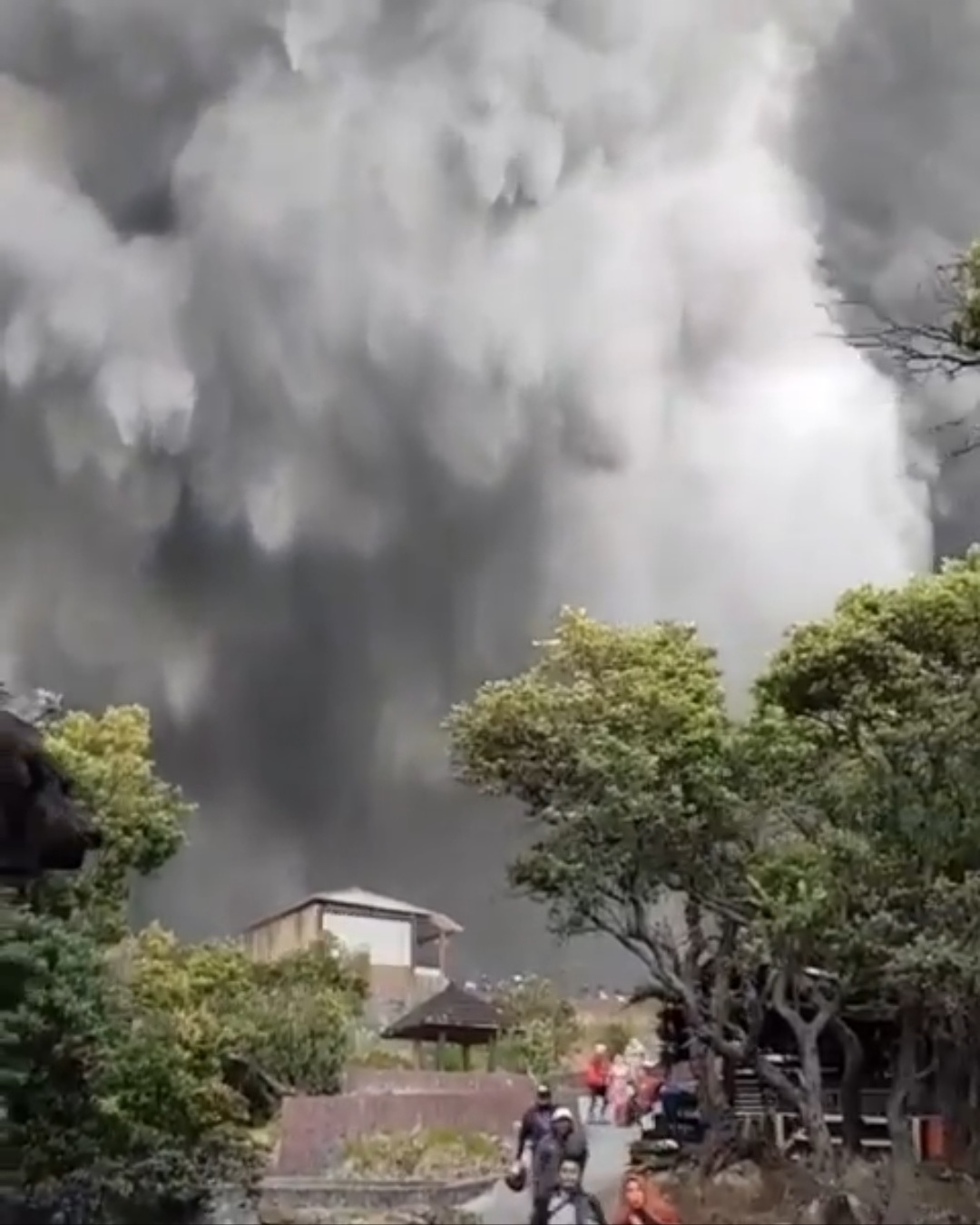 Erupsi Gunung Tangkuban Parahu, Pedagang Berhamburan Selamatkan Diri