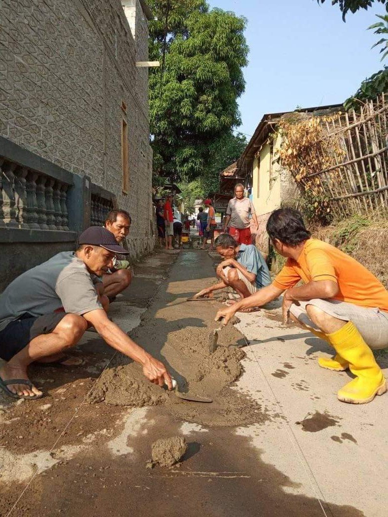 Kesal Menunggu Janji, Warga Perbaiki Jalan Swadaya