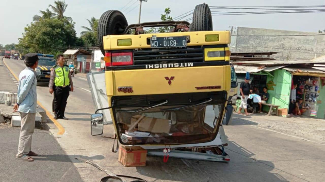 Ban Pecah Truk Terbalik, Sopir dan Kernet Hanya Luka Ringan