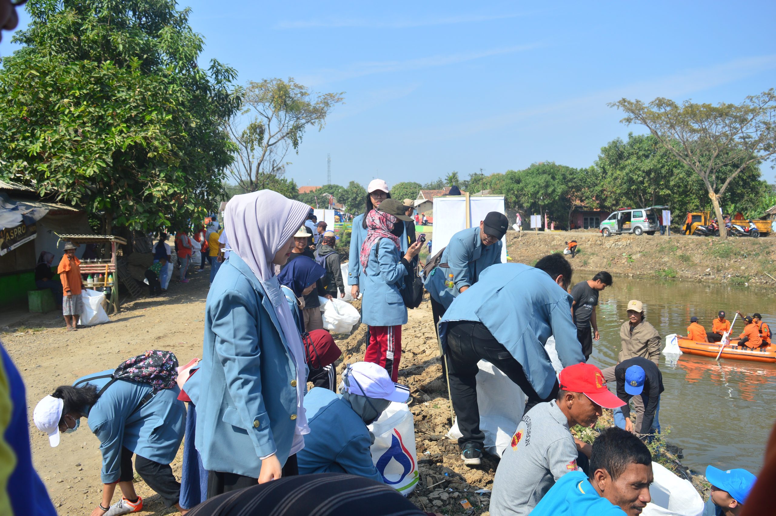 KKN UPI Ikut Gorol Bareng Warga, Ciptakan Lingkungan yang Asri