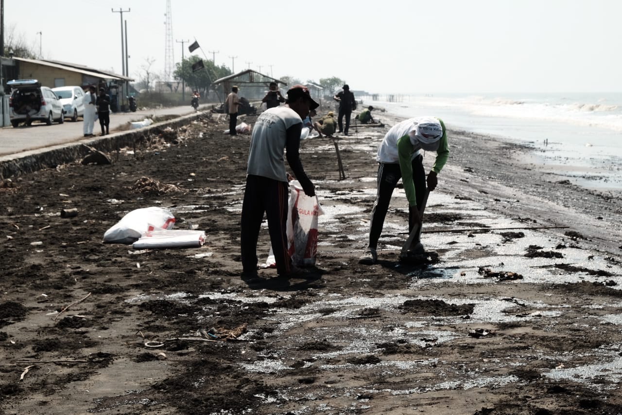 Tumpahan Minyak Mentah Sulitkan Nelayan, Menyebar hingga ke Muaragembong