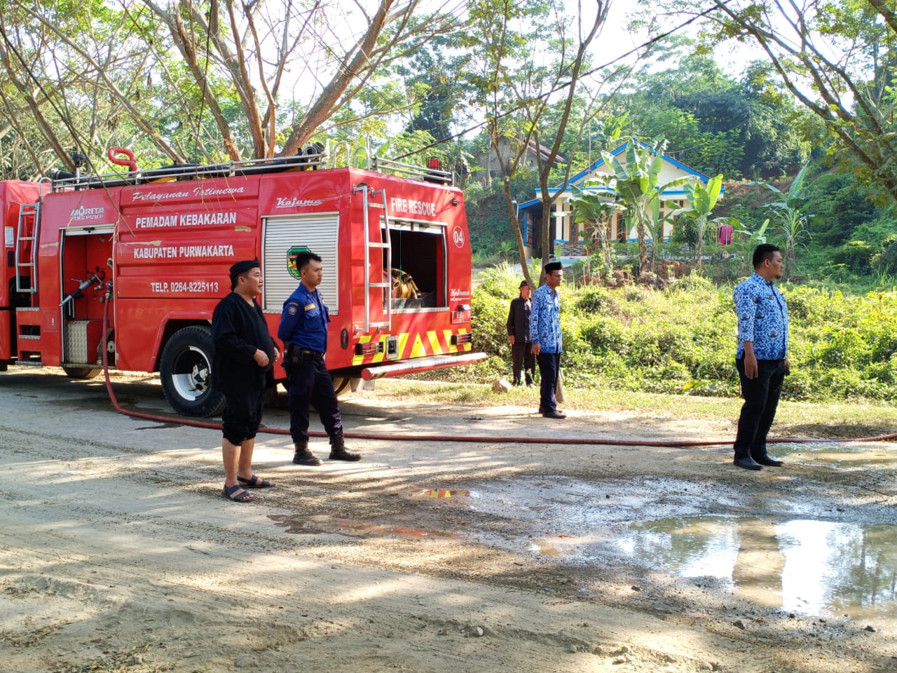 Mobil Damkar Siram Jalan, Atasi Polusi debu