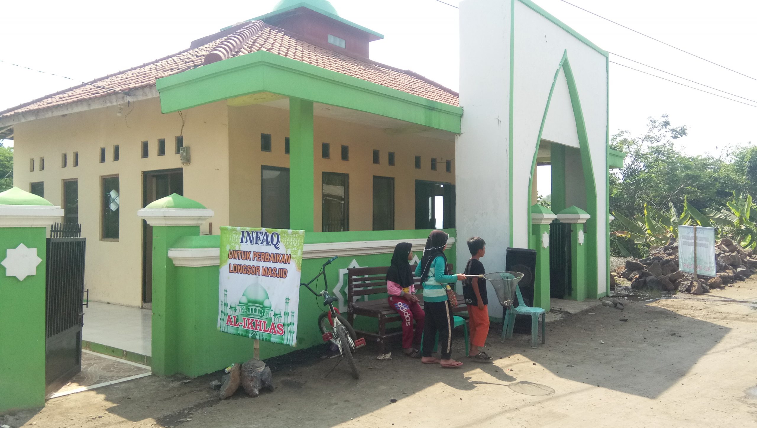 Warga Udunan Perbaiki Masjid Terdampak Longsor