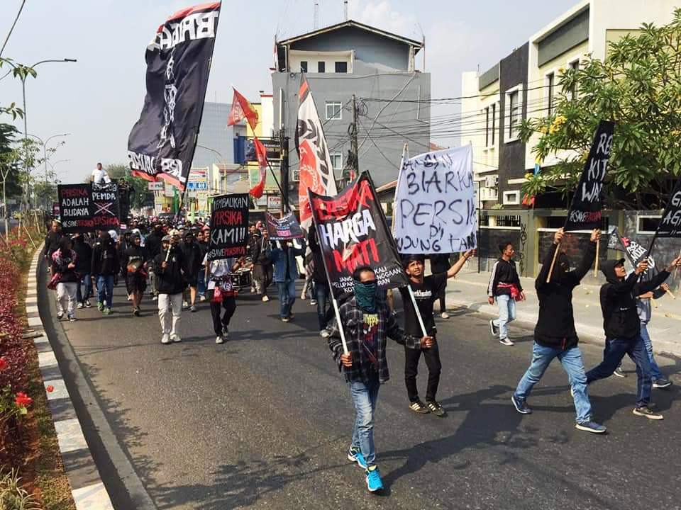 Suporter Persika Geruduk Kantor Pemkab