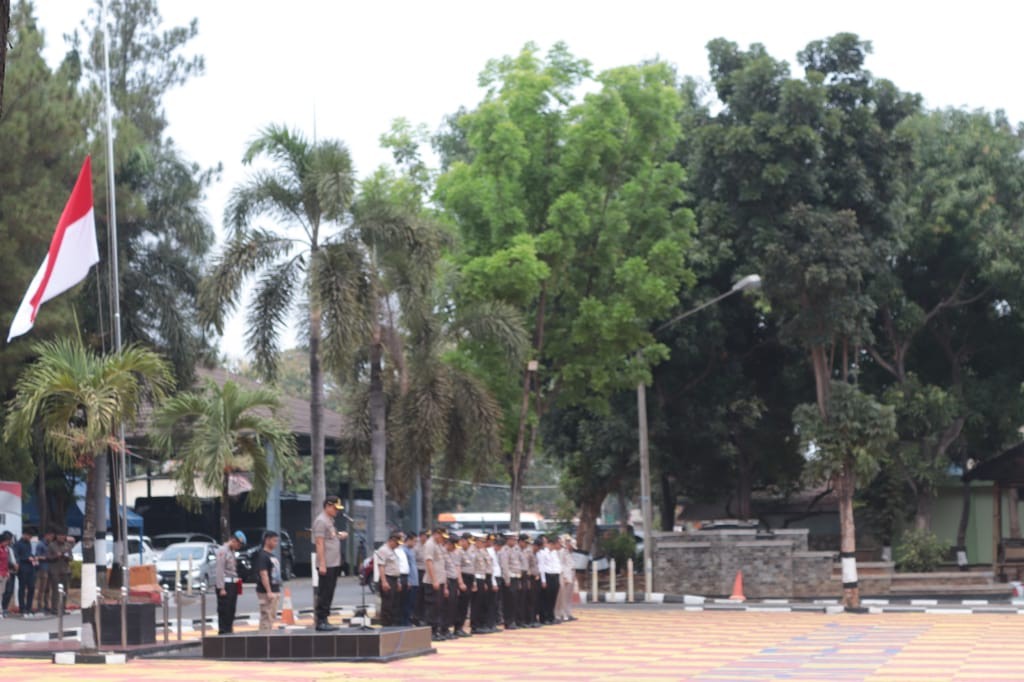 Jajaran Polres Purwakarta Kibarkan Bendera Setengah Tiang untuk Ipda Erwin