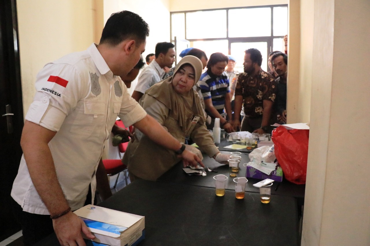 120 Orang Anggota Polisi Dites Urine