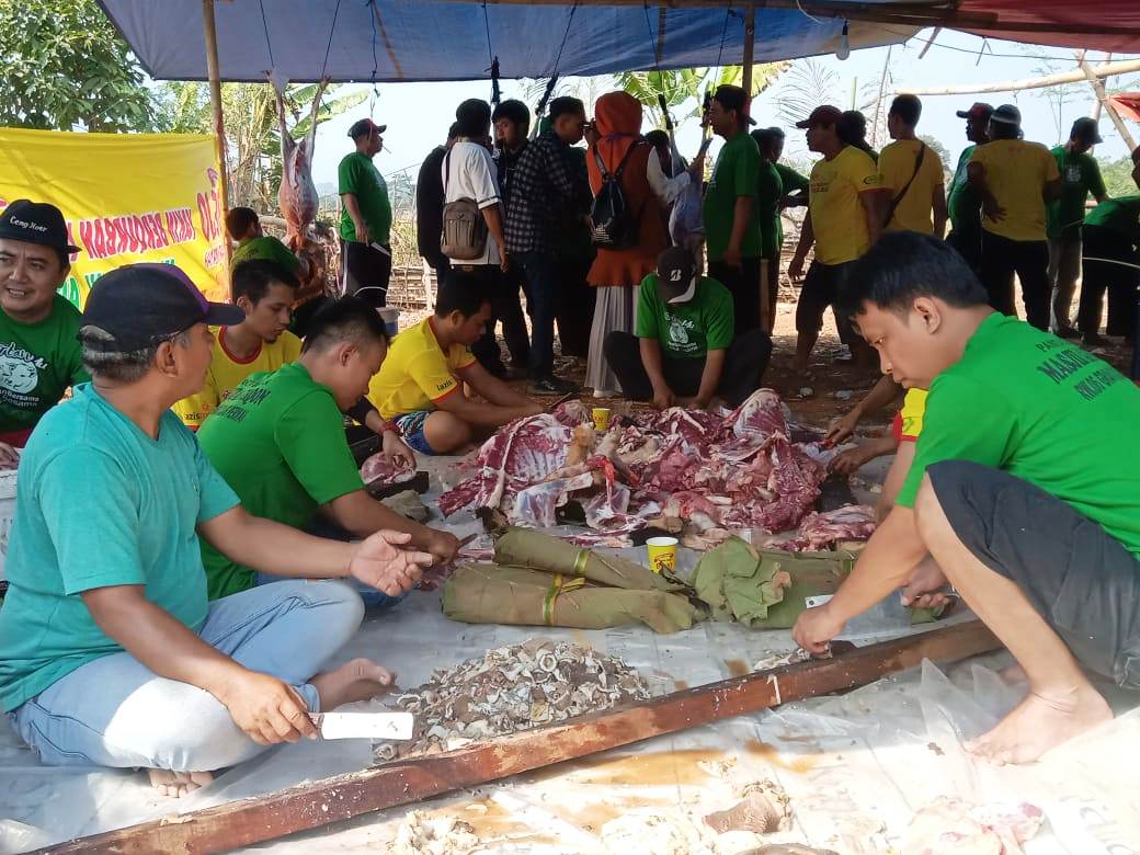 Warga Perumahan Graha Citalang Manfaatkan Daun Jati sebagai Pembungkus Daging