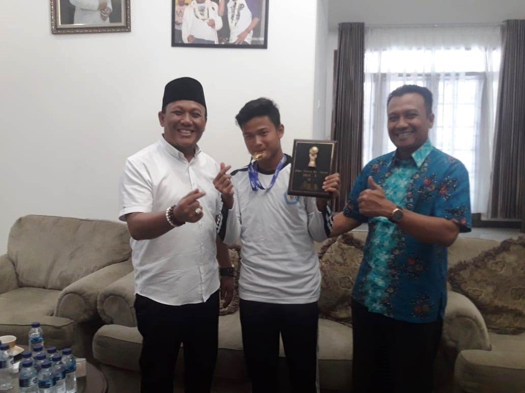 wabuk Karawang Ingin Kirim Rizaldy Sekolah Ke Eropa