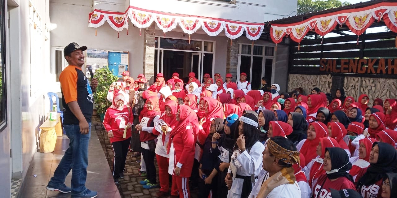 Warga Desa Gudangkahuripan Tingkatkan Kebahagiaan Warga melalui Gerak Jalan