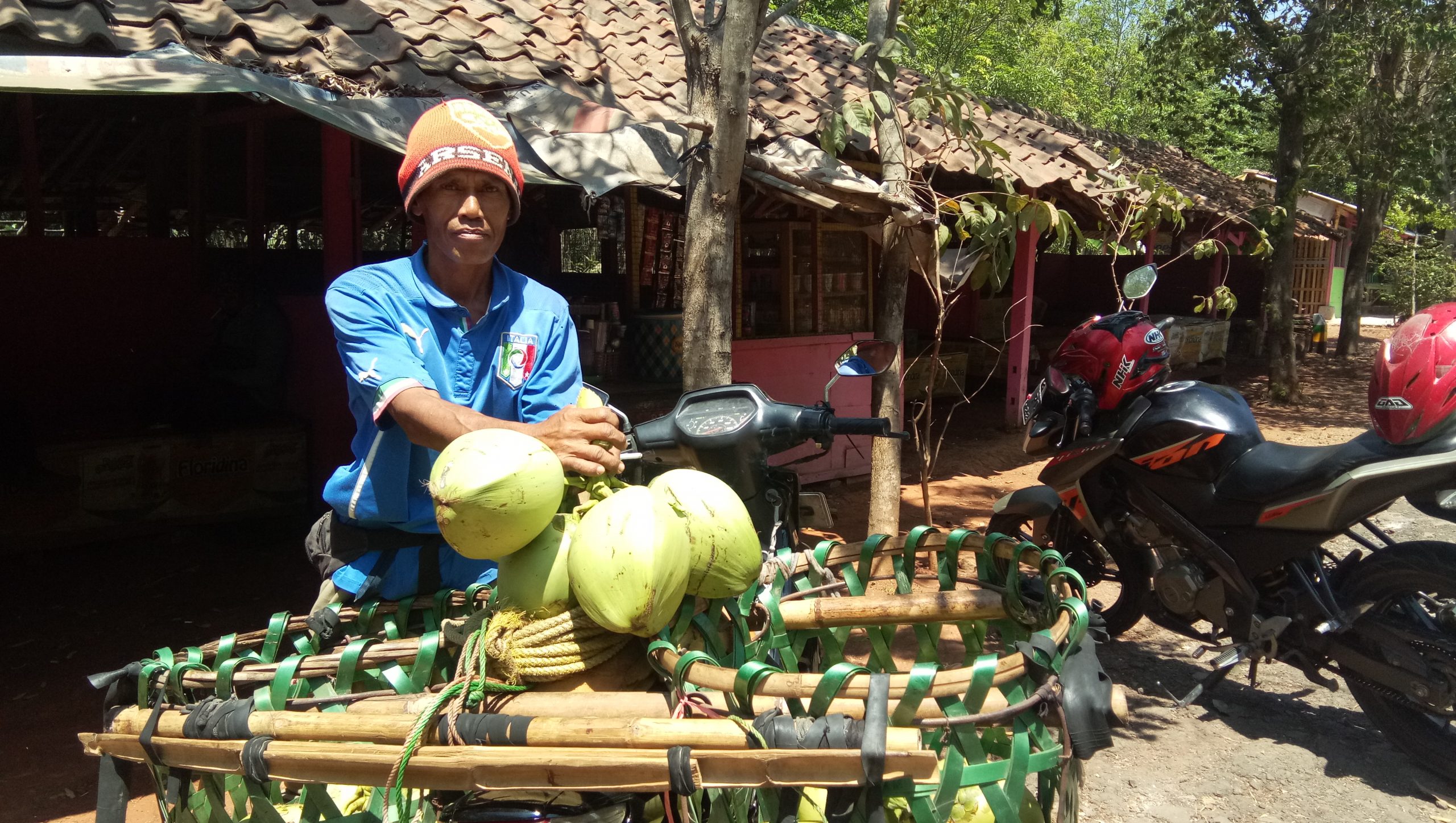 Kisah Kang Ade si Pemanjat Pohon Kelapa Sejak Usia 20 Tahun