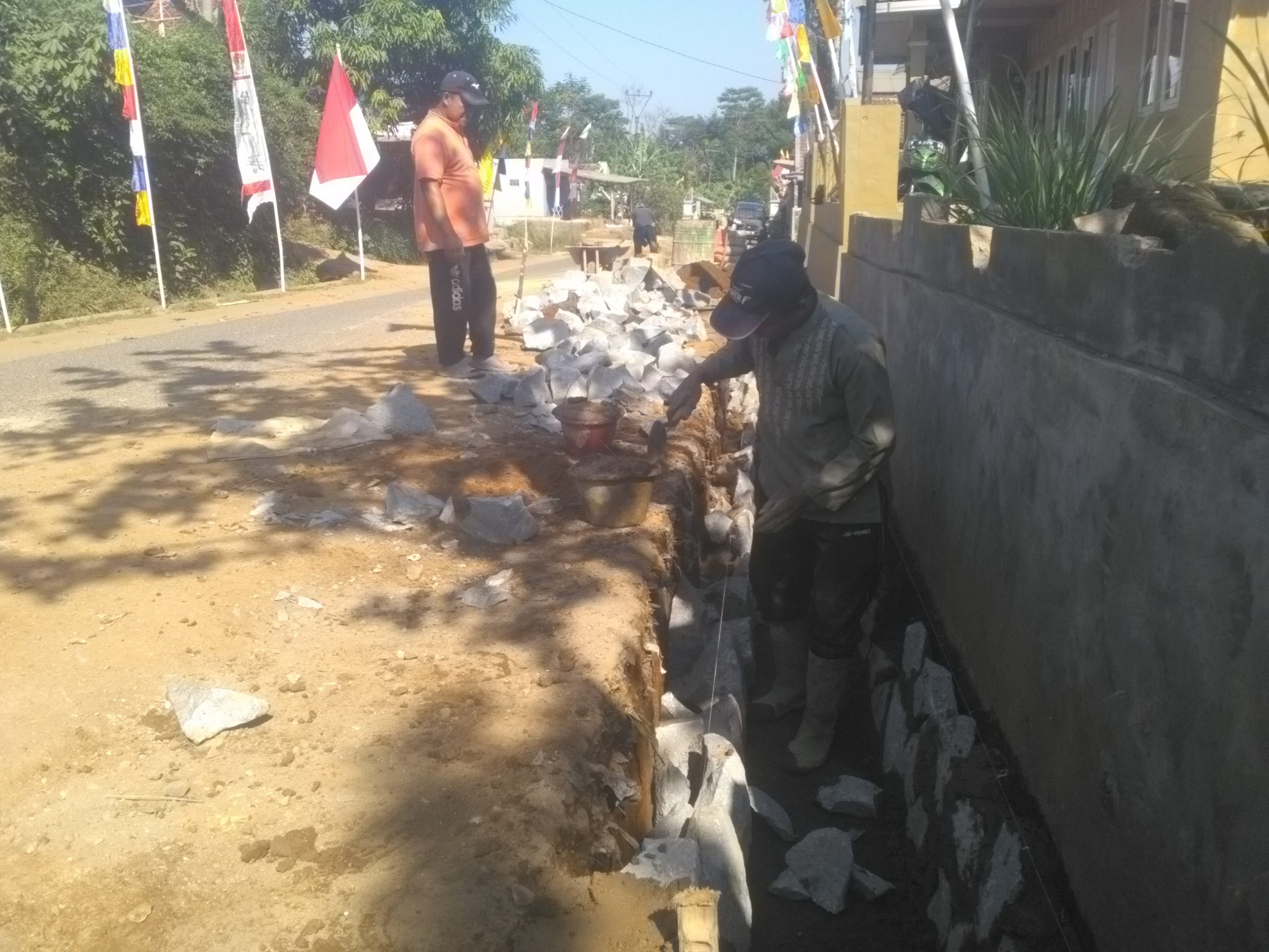 Realisasikan Banprov, Pemdes Cibingbin Swakelola Bangun Drainase