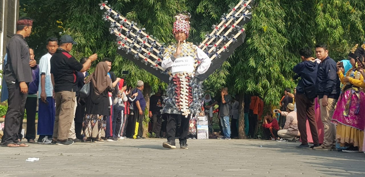 Sampah Plastik Jadi Pakaian Unik