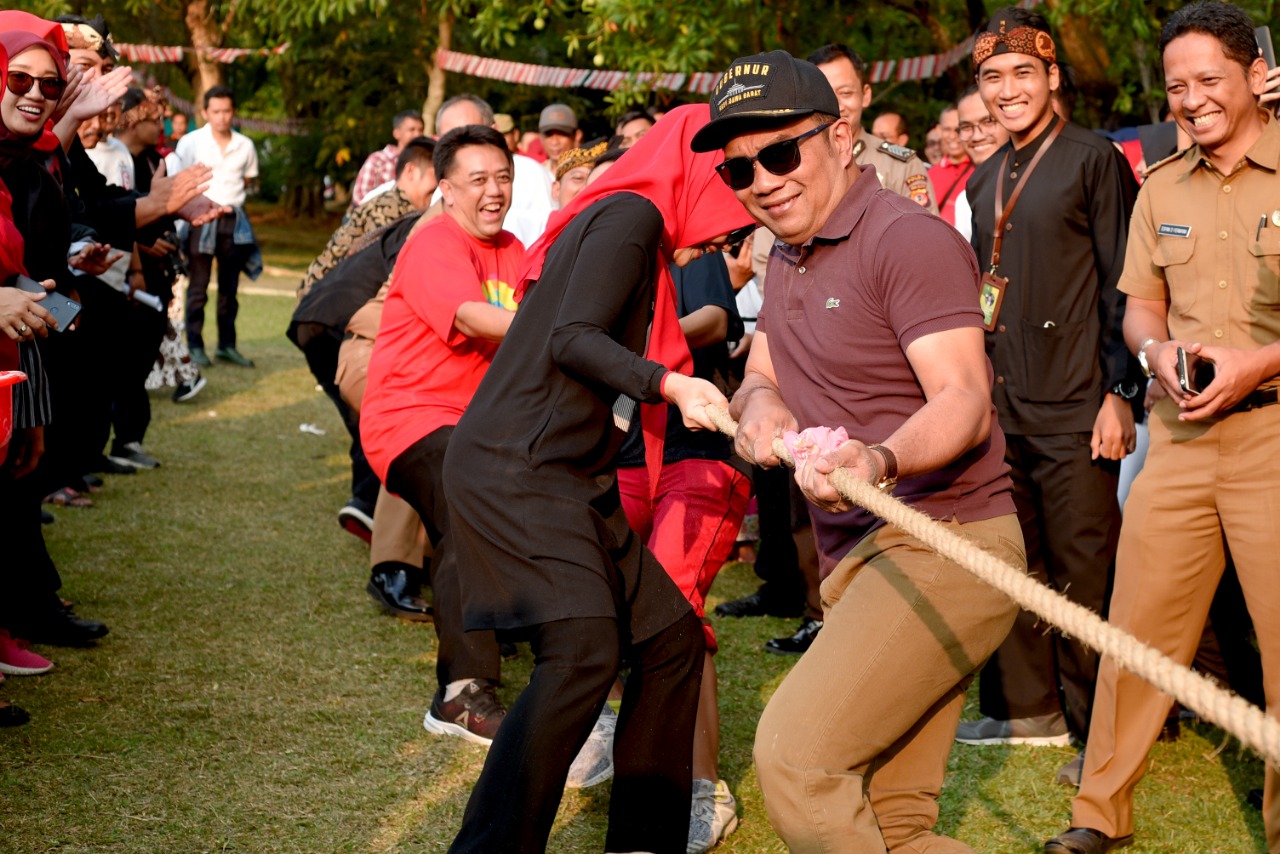 Ridwan Kamil Menang Lomba Tarik Tambang di Gedung Sate