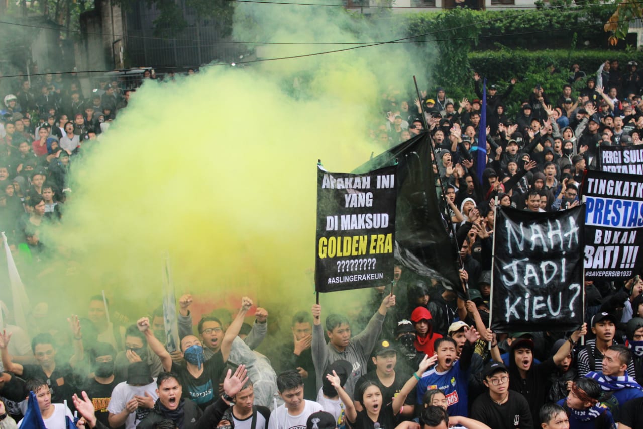 Performa Menurun, Ratusan Bobotoh Persib Bandung Unjuk Rasa