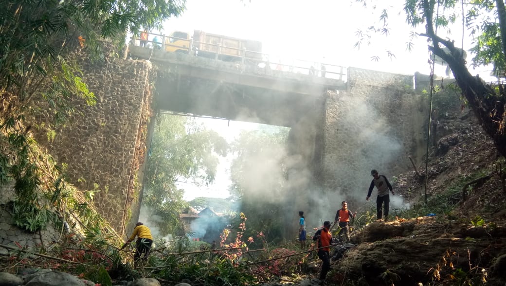 Warga Tiga RW Ramai-ramai Bersihkan Sampah di Sungai Cileuleuy