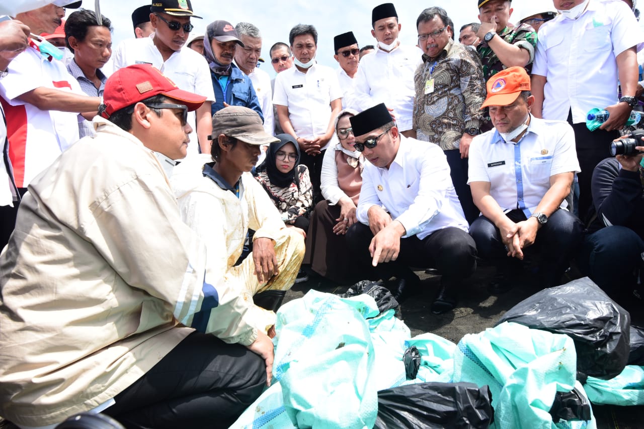 Gubernur Jabar Minta Pemda Terdampak Tumpahan Minyak Kalkulasi Kerugian