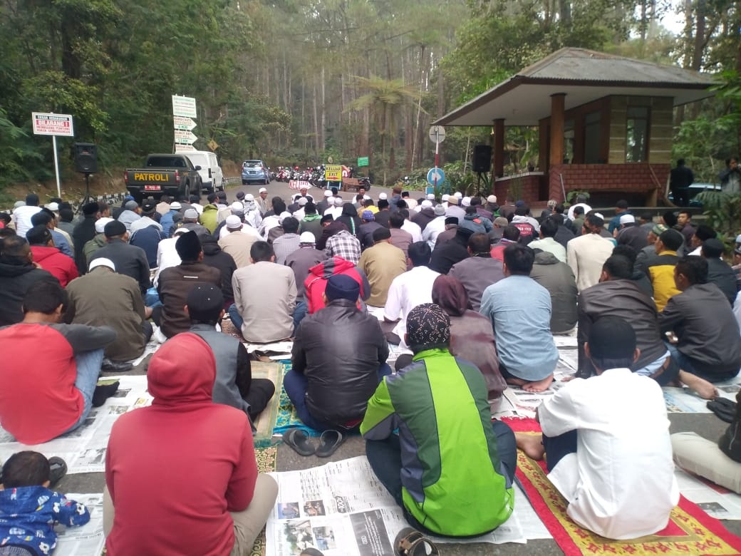 Harapkan Tangkuban Parahu kembali Normal, Ratusan Warga Cikole Gelar Dzikir dan Doa Bersama