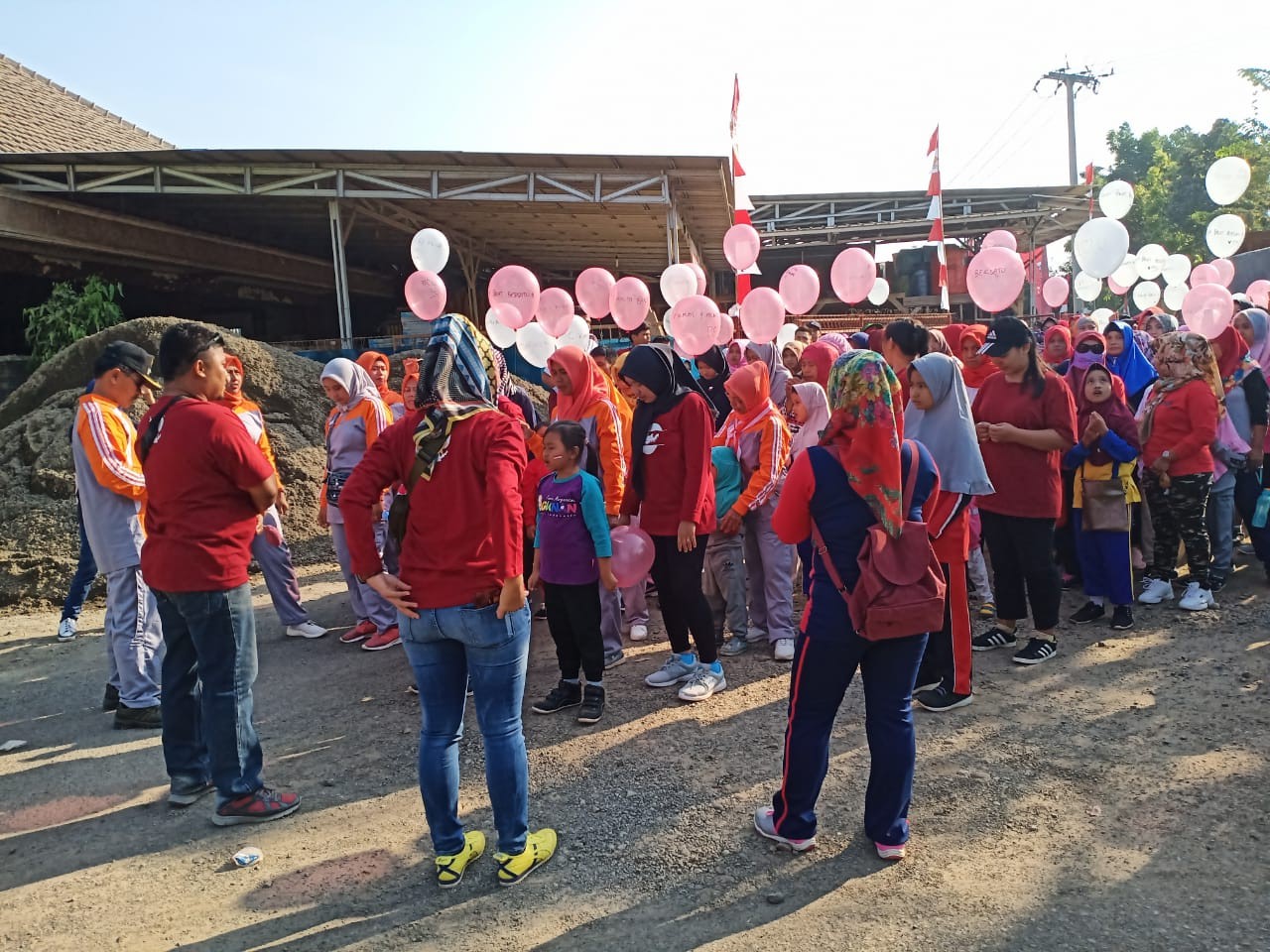 Pemdes Cikaum Barat Gelar Jalan Sehat