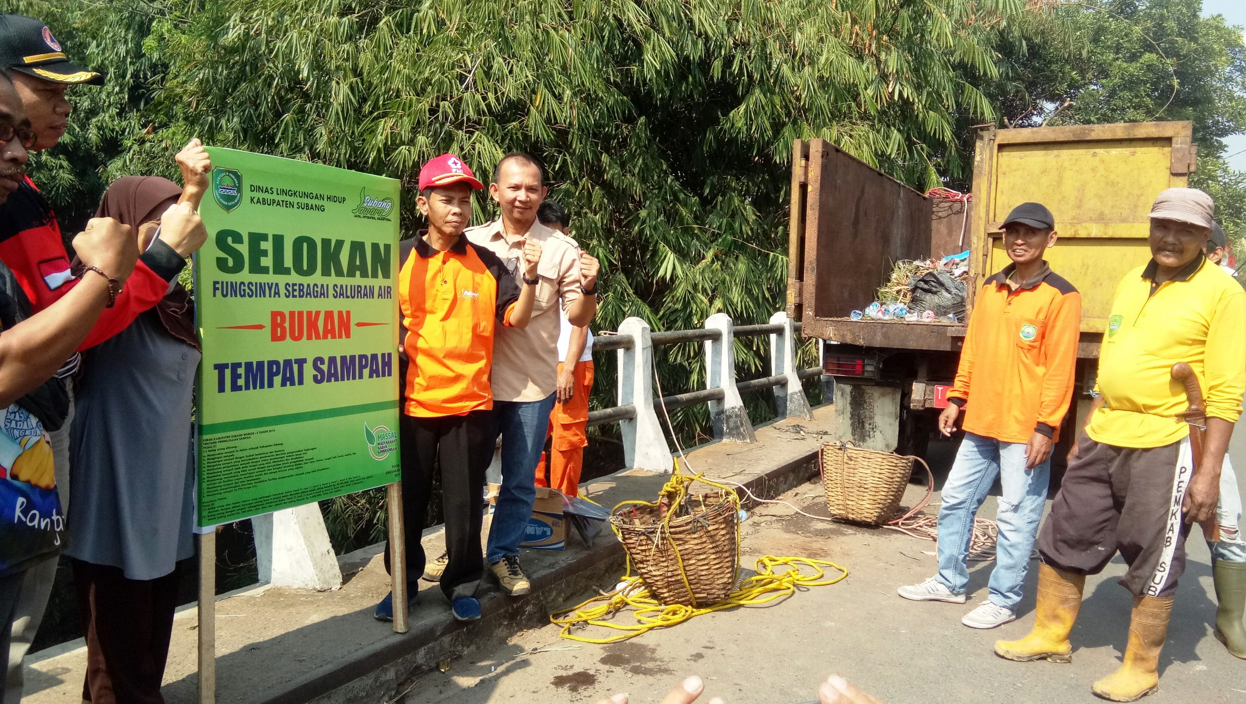 Warga Pasirkareumbi Bersihkan Tumpukan Sampah Sungai Cileuleuy