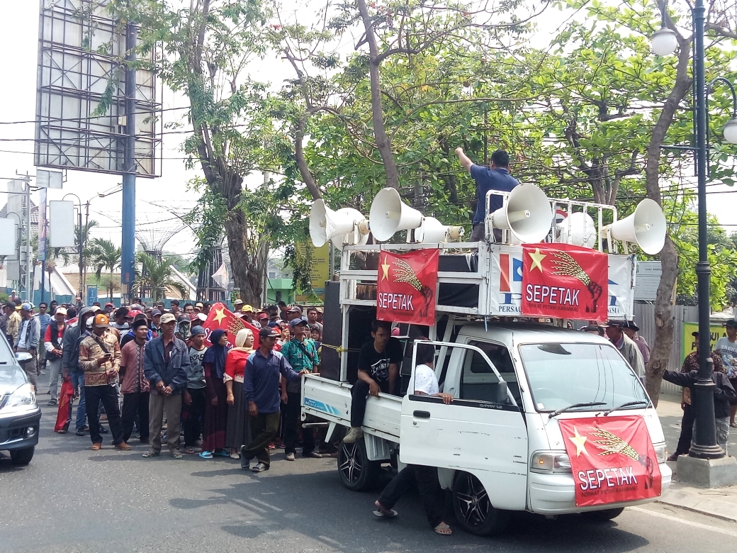 Serikat Petani Karawang Geruduk Kantor Pemkab