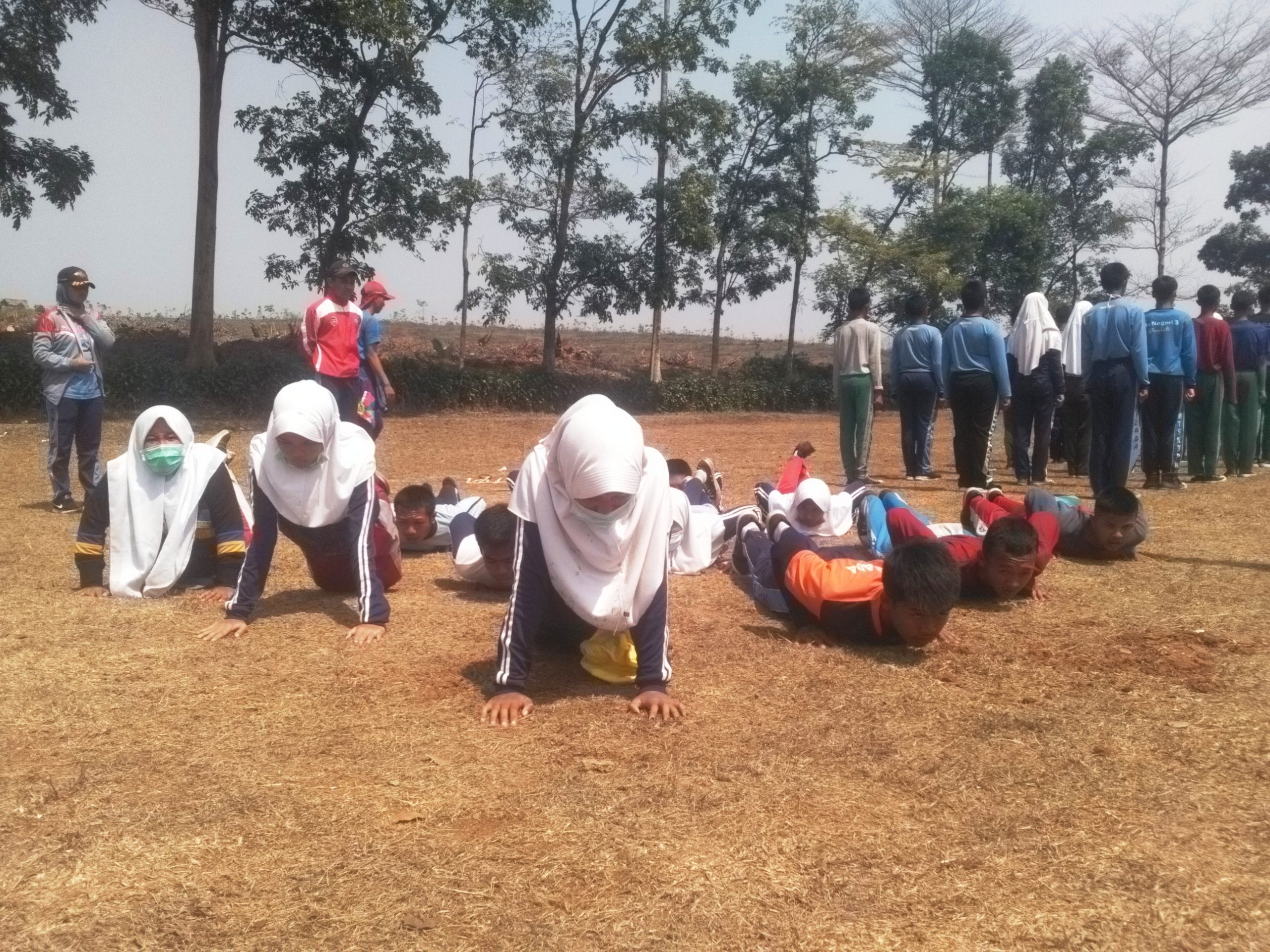 SMAN 1 Darangdan Kibarkan Merah Putih di Gunung Hejo