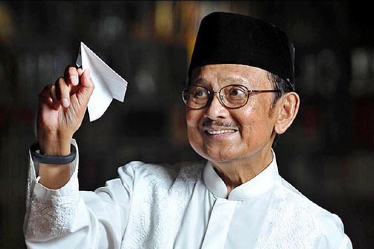 Iringi Pemakaman BJ Habibie, Tagar RIP Bapak Teknologi Indonesia Puncaki Trending Topic