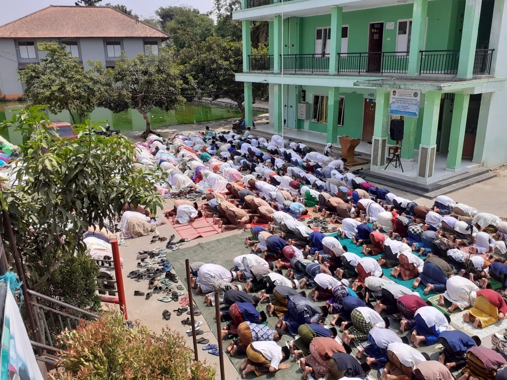 1.000 Jemaah Salat Istisqo di Ponpes Berusia 100 Tahun