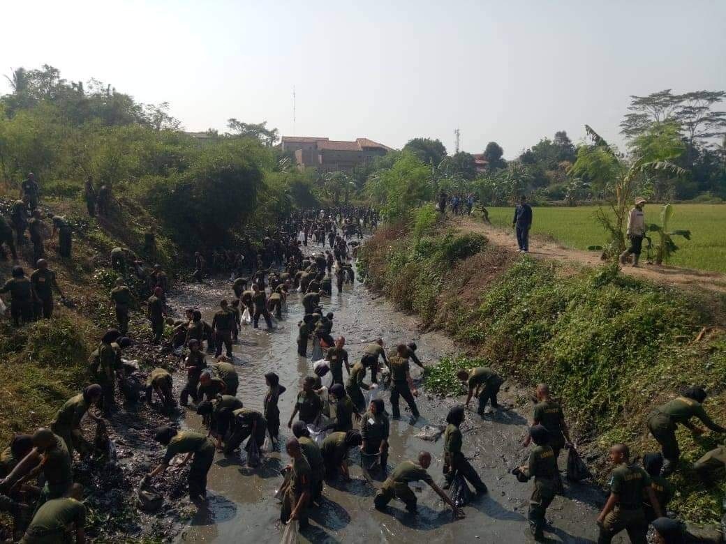 Ribuan Massa Bersihkan DAS Cigadung