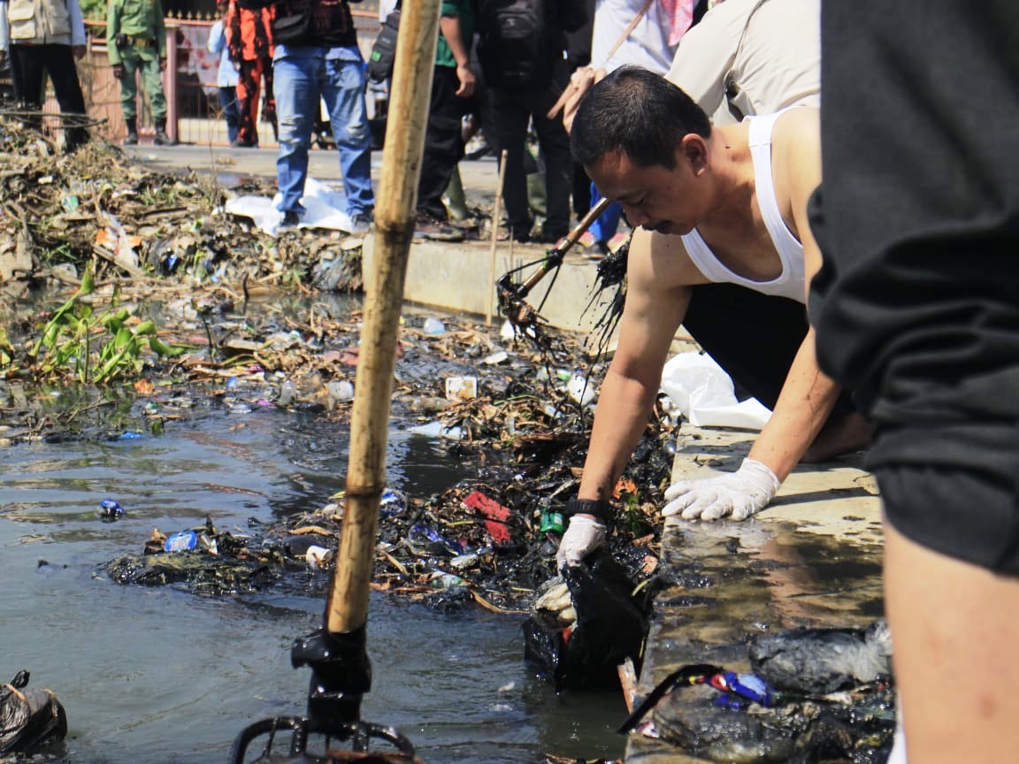 Gotong Royong Bersihkan Saluran Irigasi