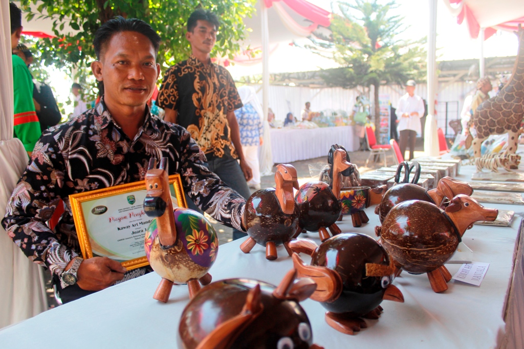 Sulap Batok jadi Kerajinan Unik