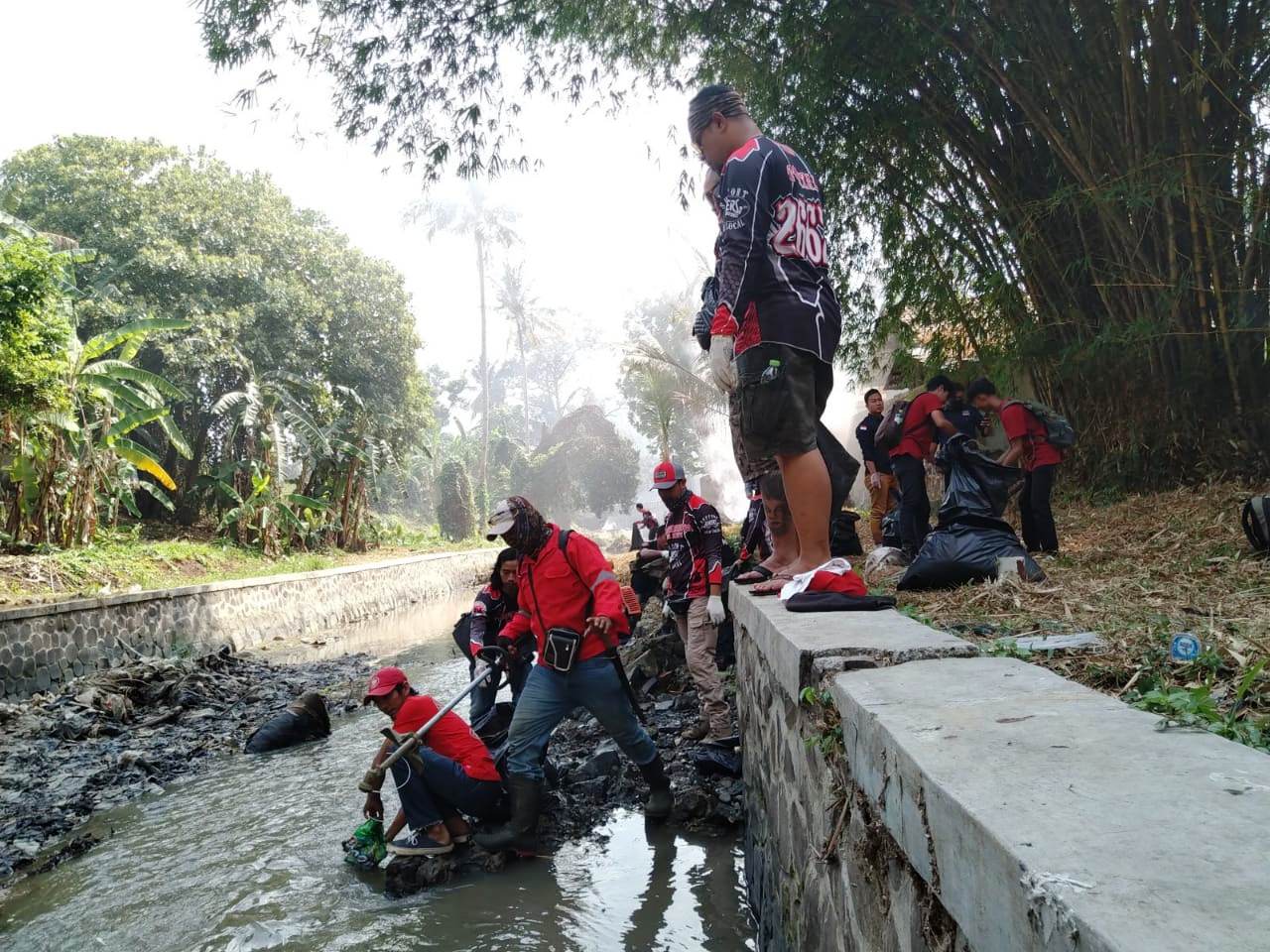 Puluhan Aktivis Bersihkan Tumpukan Sampah dan Lumpur