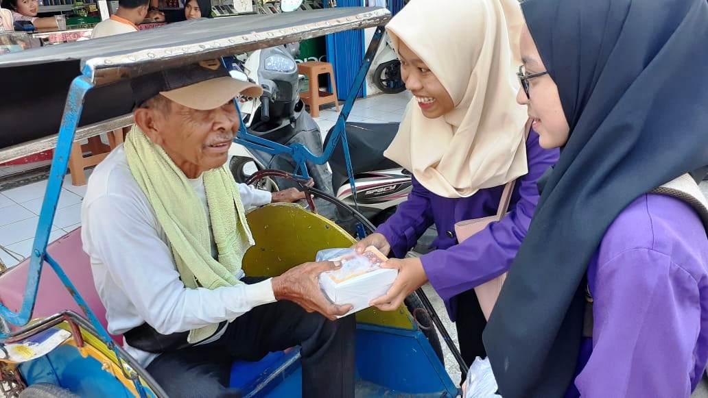 BEM STIE Miftahul Huda Berbagi Nasi Kotak