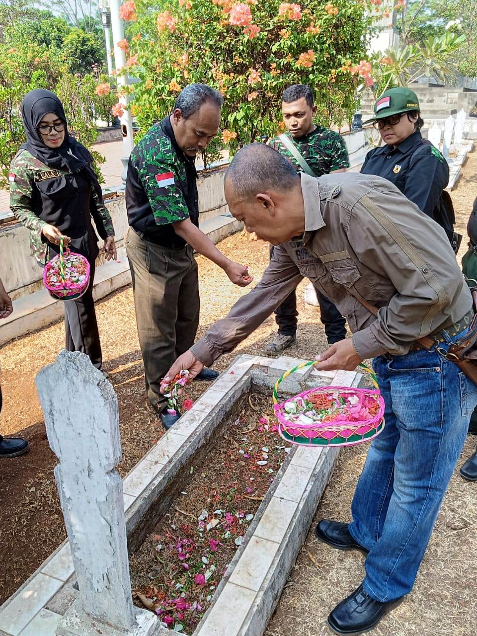 Peringati Harlah, HIPAKAD Ziarah ke TMP Purwakarta