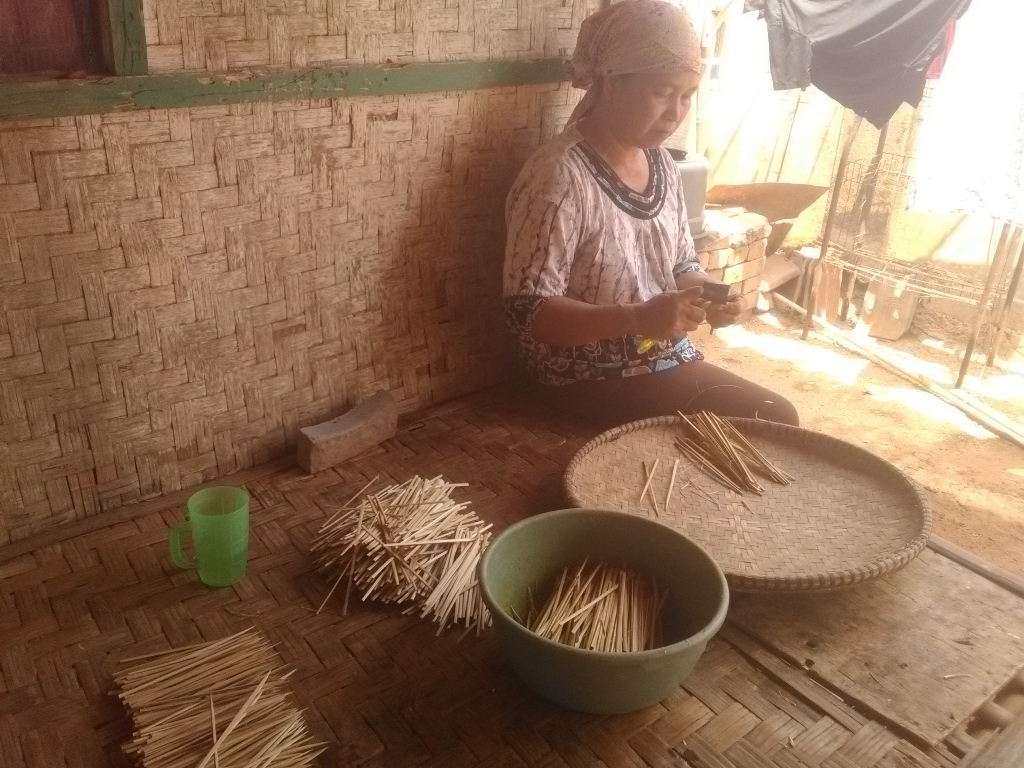 Mak Ili Perajin Penusuk Sate yang Menunggu Hujan Turun