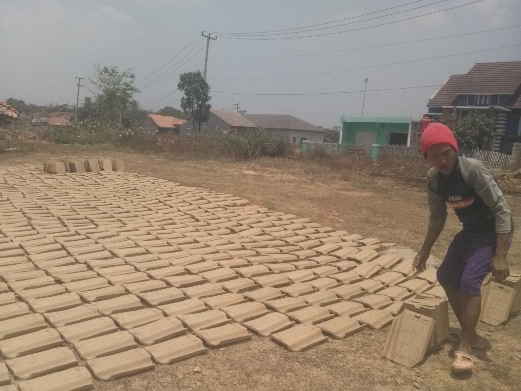 Panas Terik Berkah bagi Pengrajin Genteng Plered