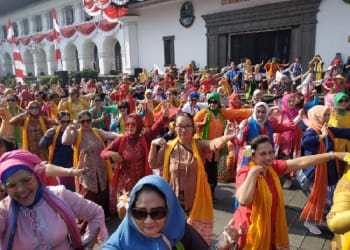 Berkebaya, 700 Perempuan Lintas Usia Menari Ketuk Tilu